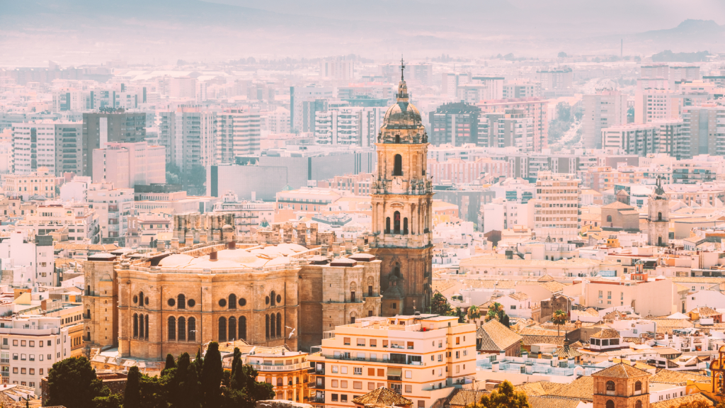 Vista panorámica de la ciudad de Málaga y su Catedral, un mercado estratégico en Europa para la inversión inmobiliaria vacacional.