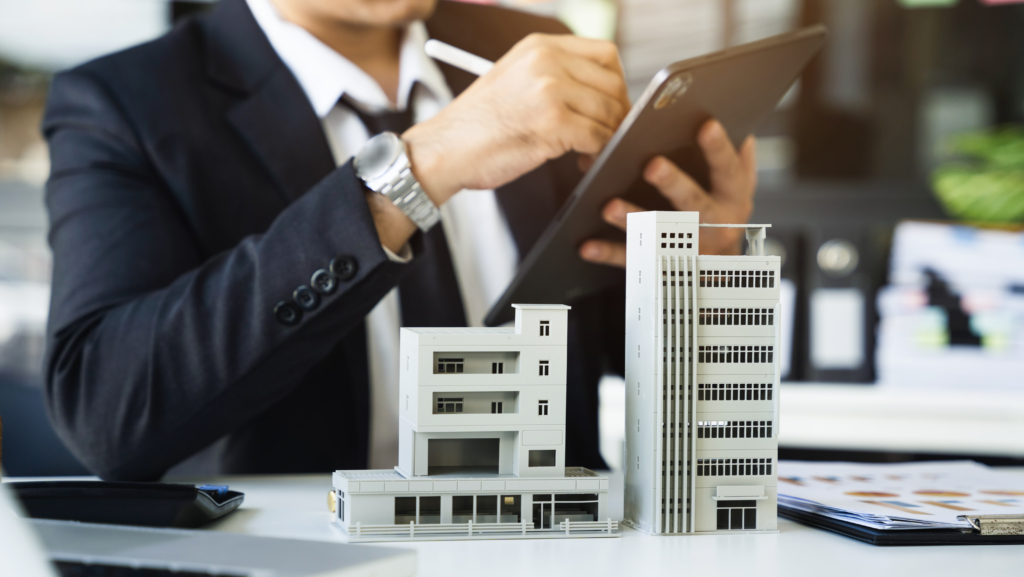 Gestor inmobiliario profesional analizando datos de rendimiento y revenue management para apartamentos turísticos en una tablet.