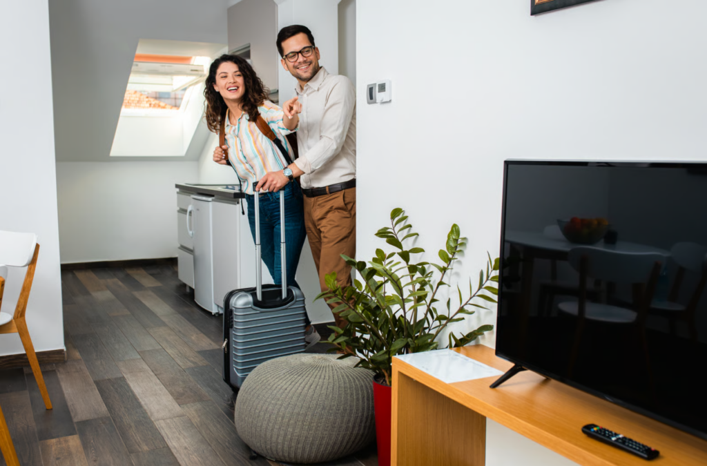 Huéspedes premium realizando el check-in en un alojamiento vacacional de alta calidad gestionado por profesionales.