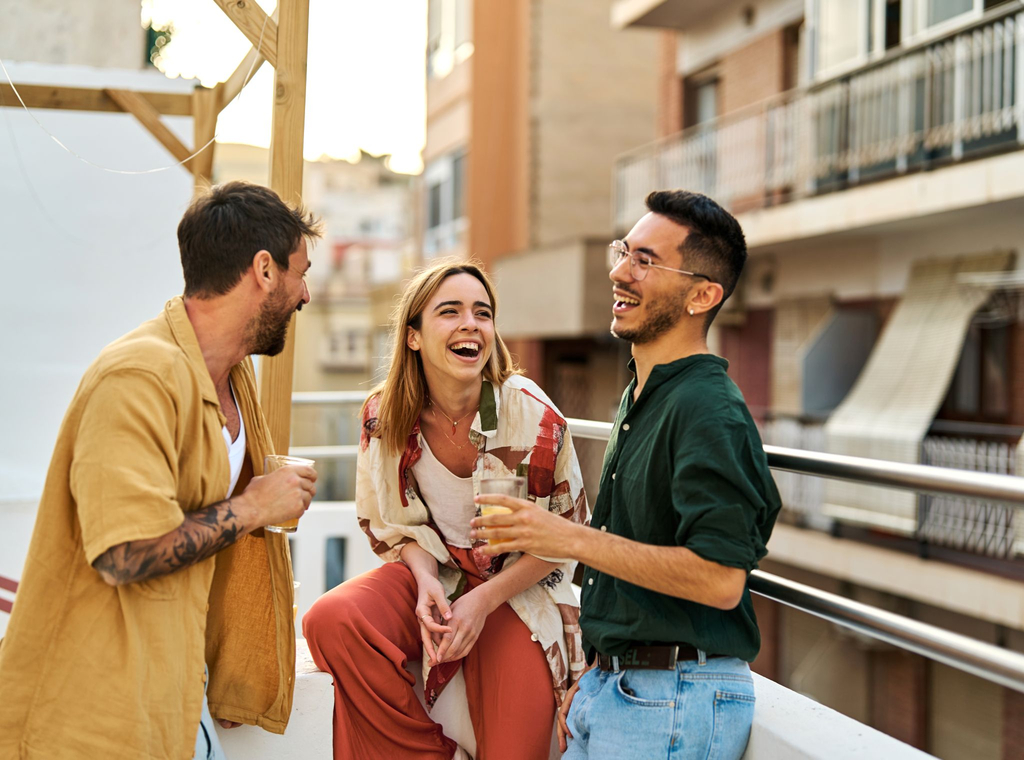 Huéspedes satisfechos disfrutando de una estancia de 5 estrellas en un piso en Málaga.