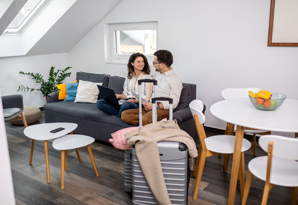Salón impecable y equipado de un apartamento turístico con valoraciones excelentes en Málaga.